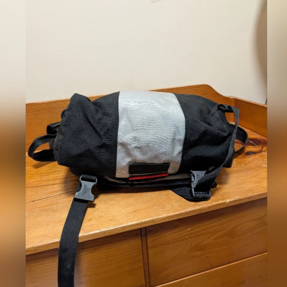 Timbuk2 Classic Messenger Bag Black Grey Crossbody